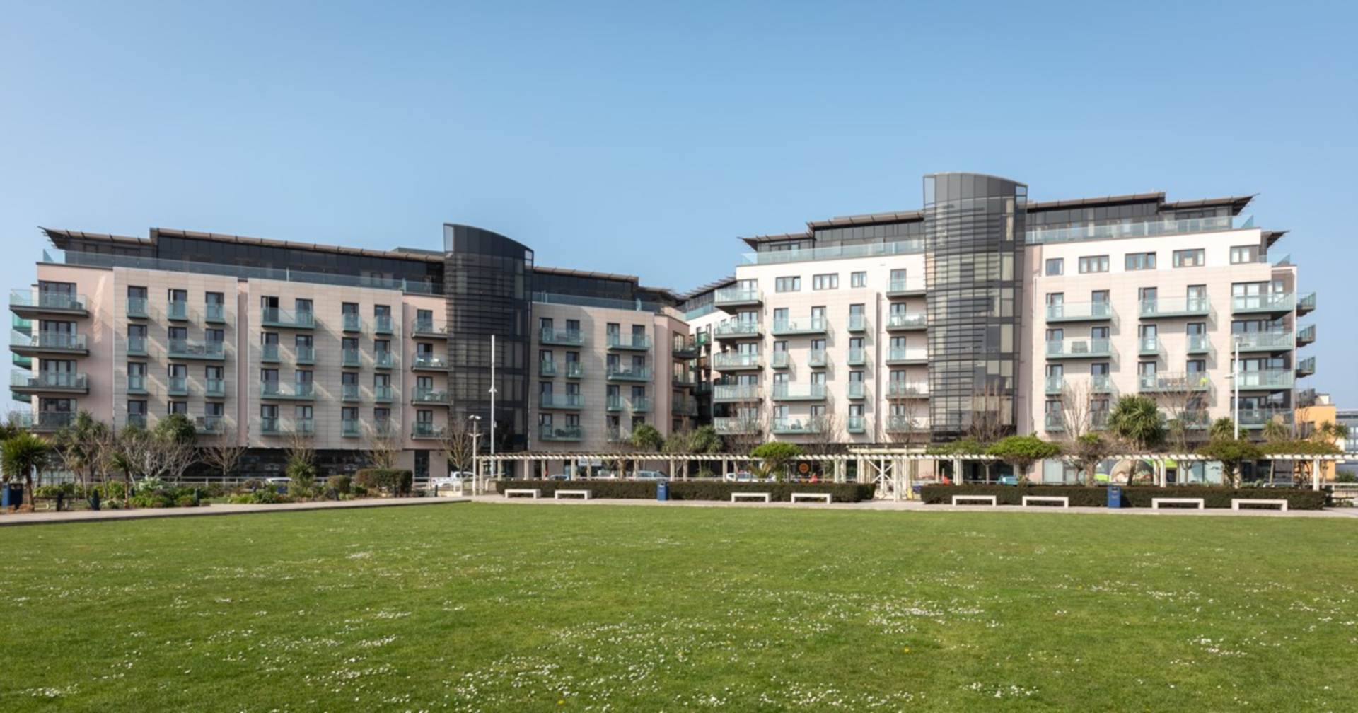 Le Capelain House, Castle Quay