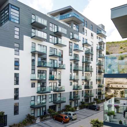 WESTMOUNT 2 BED 2 BATH APARTMENT WITH PARKING AND BALCONY AVIALABLE FROM JANUARY CAN BE VIEWED NOW