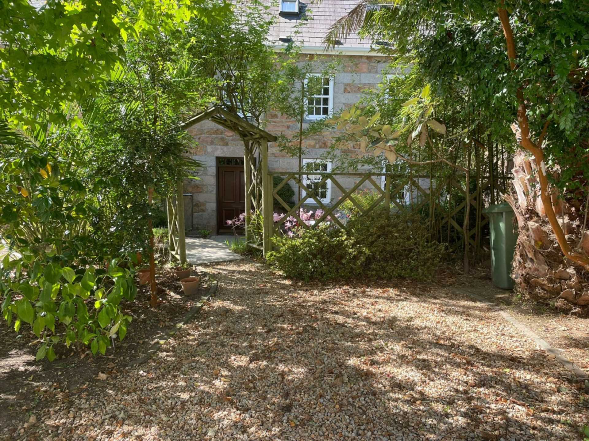 GRANITE DELIGHT 16th century cottage- No chain