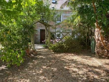 GRANITE DELIGHT 16th century cottage- No chain