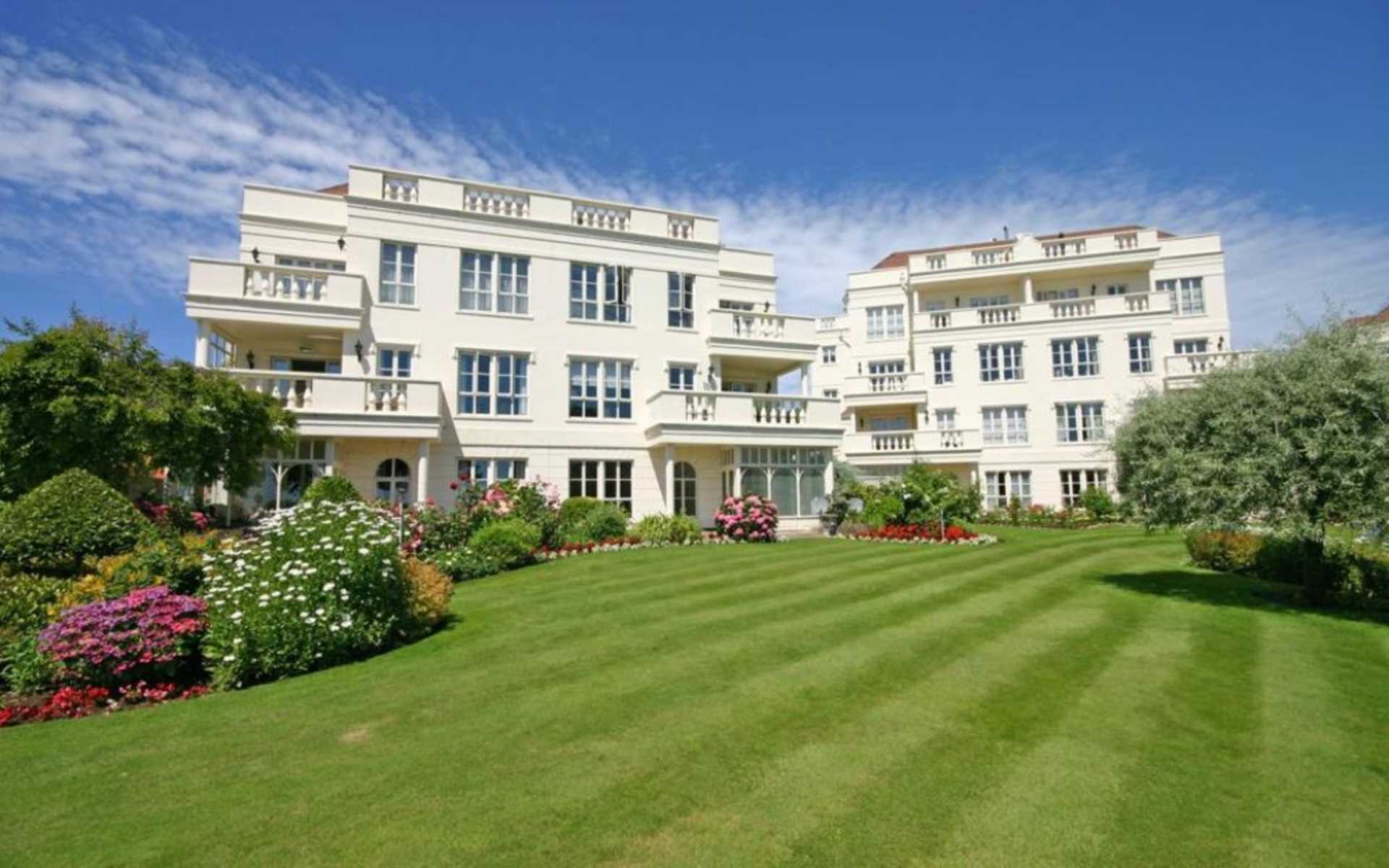 St Brelade perfect ground floor 3 bedroom apartment with more than meets the eye over 2000…
