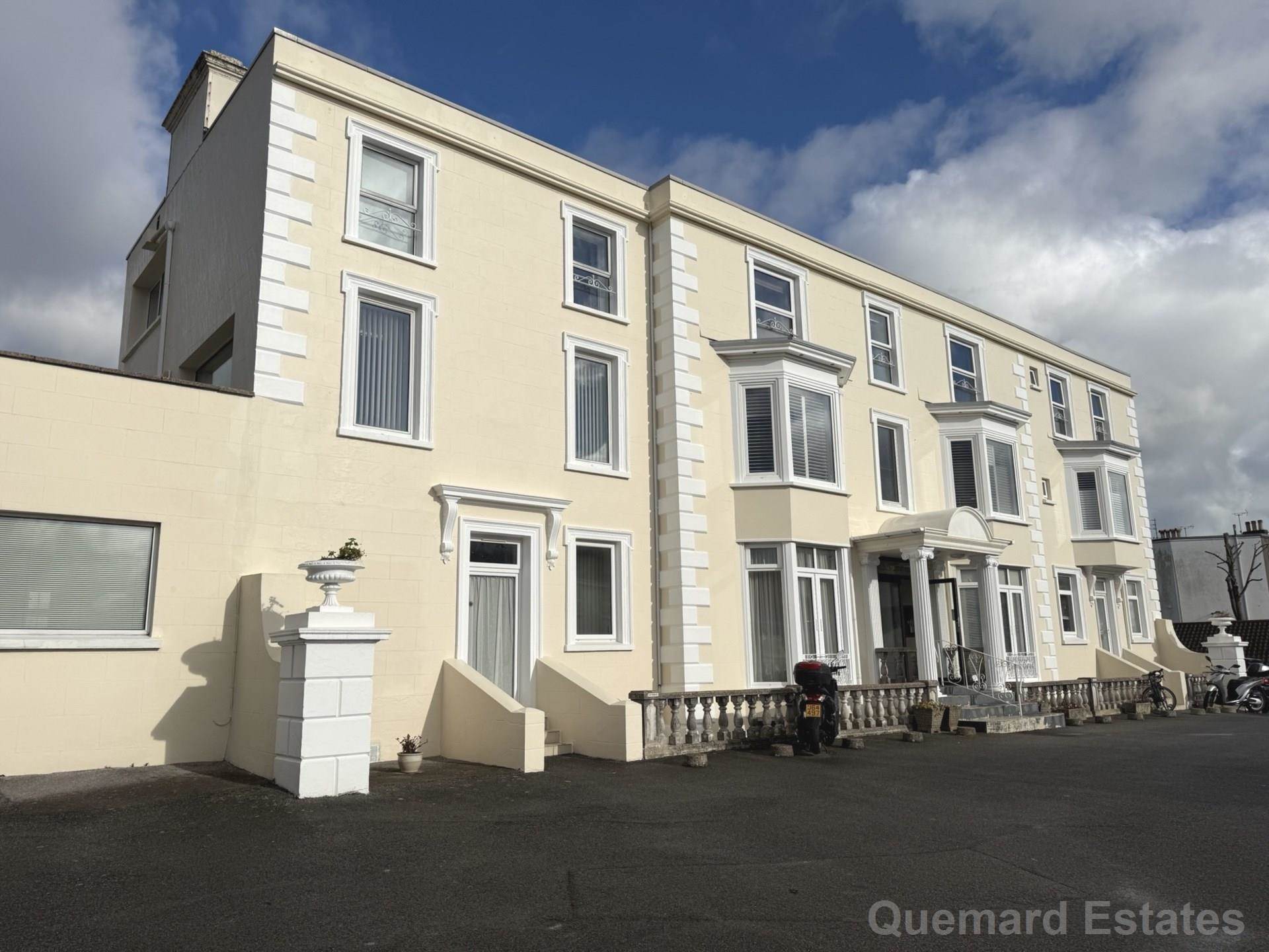 Rosemount Court, Le Mont Pinel