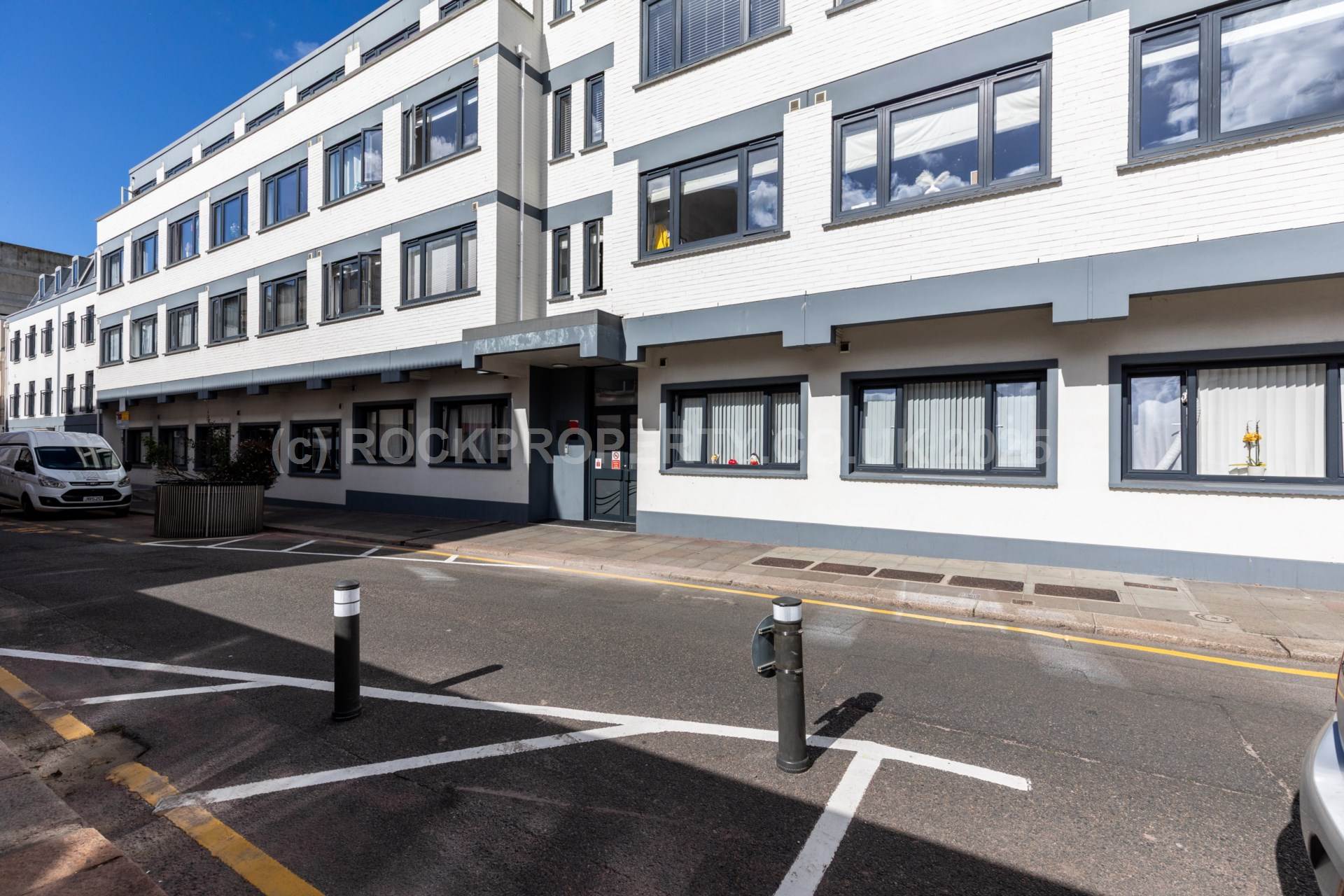 SPACIOUS 1 BED FLAT, St Helier