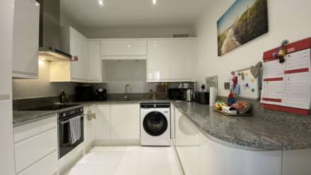 Large 2 Double Bed + Parking, Royal Bank Court, Mont Millais