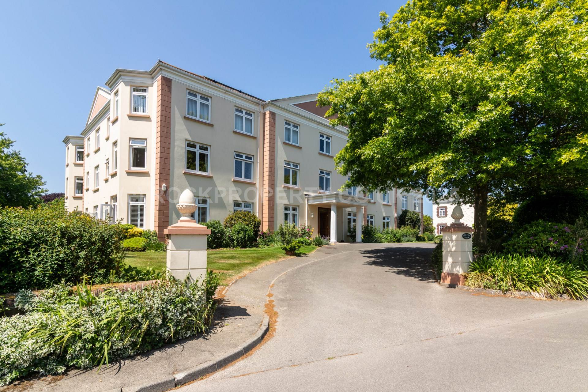 SUPERB 2 BED APARTMENT, Oaklands Manor, Rural St Saviour