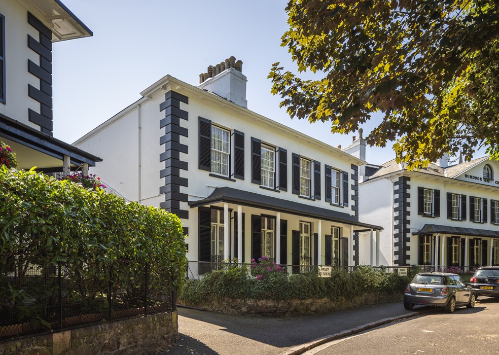 2/3 Windsor Crescent