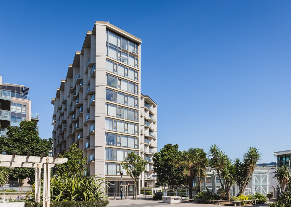 APARTMENT E111, HORIZON EAST