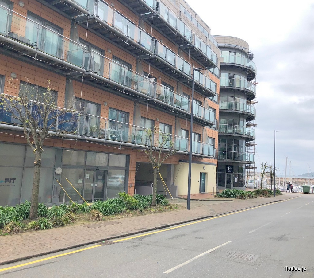 Harbour Reach 2 Bed Marina View Apartment with Parking