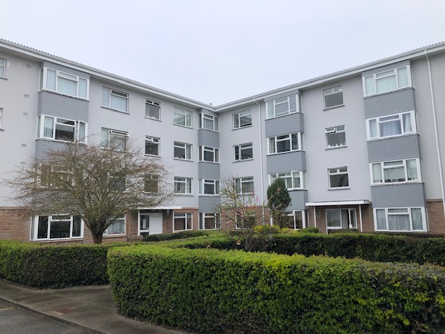 2 Bedroom Top Floor Apartment with Covered Parking