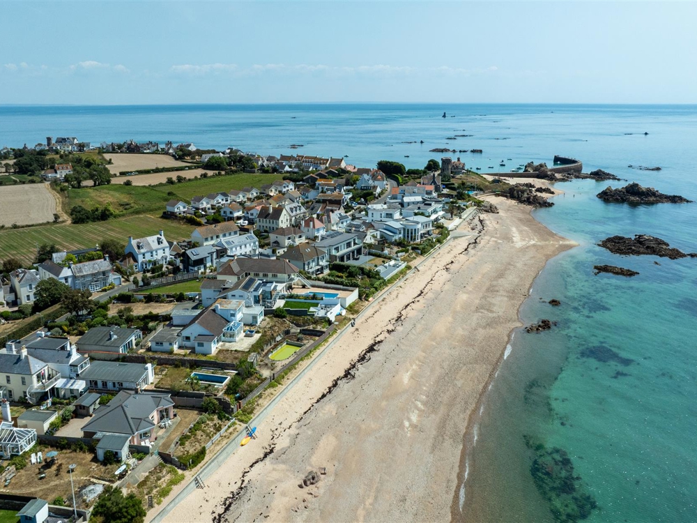 La Grande Route de la Cote,, St. Clement